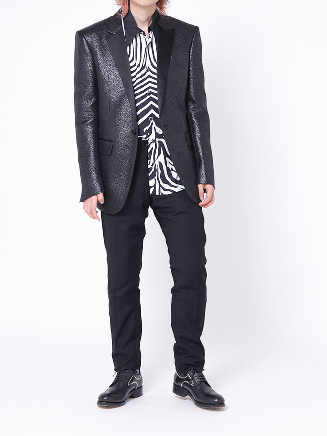 細かな光沢のある黒のジャケットと黒のスラックスのスーツスタイル（DSQUARED2）