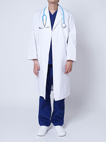 医者のの衣装を着用した写真（ネイビーパンツ・男性）