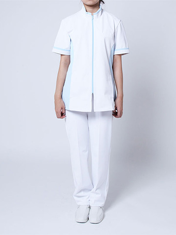 介護士の衣装を着用した写真（女性）