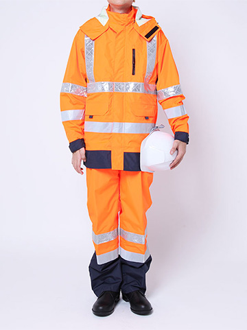 オレンジ色のレスキューの衣装を着用した写真（男性）