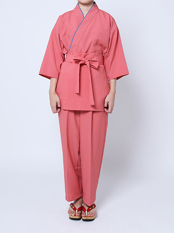 ピンクの和食・居酒屋店員の衣装を着用した写真（女性）