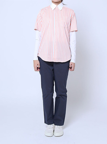 コンビニ店員の衣装を着用した写真（女性）