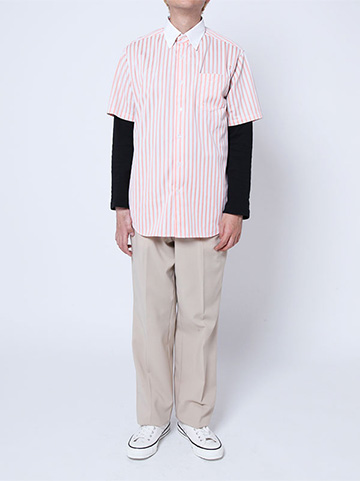 コンビニ店員の衣装を着用した写真（男性）