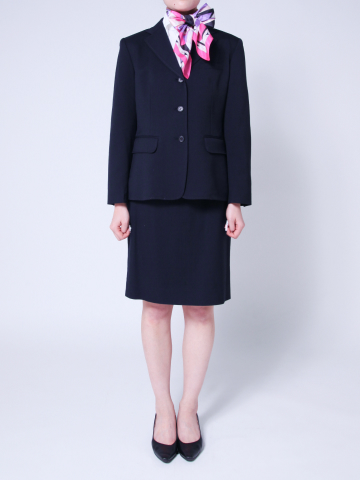 ピンクのスカーフとネイビーのCAの衣装を着用した写真（女性）