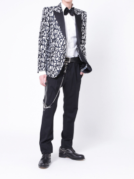 黒地に白い花柄のジャケットと黒のスラックスのスーツスタイル(Just Cavalli)