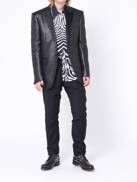 細かな光沢のある黒のジャケットと黒のスラックスのスーツスタイル(DSQUARED2)