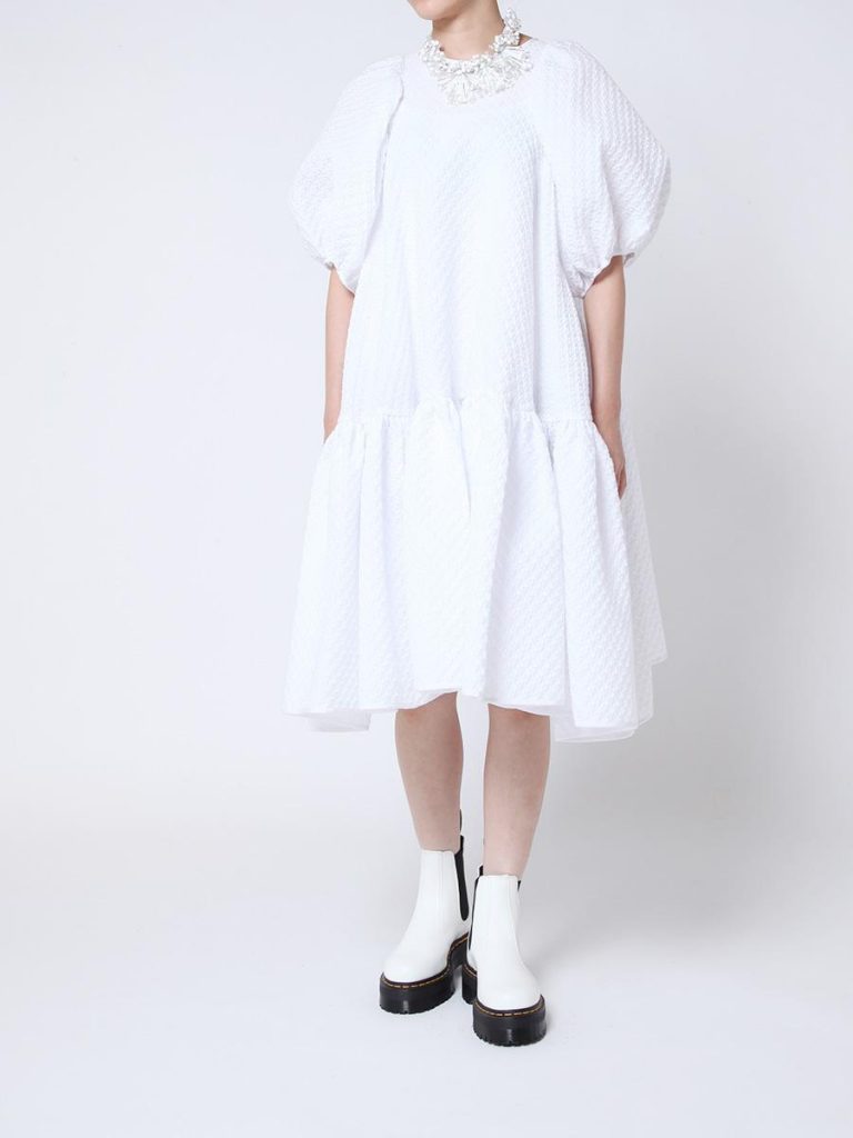 CECILIE BAHNSENの立体的なホワイトドレスの撮影イメージ