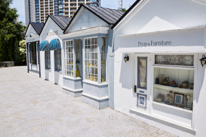 old avenueにあるnavyカラーの屋根に白塗りの小さな建物